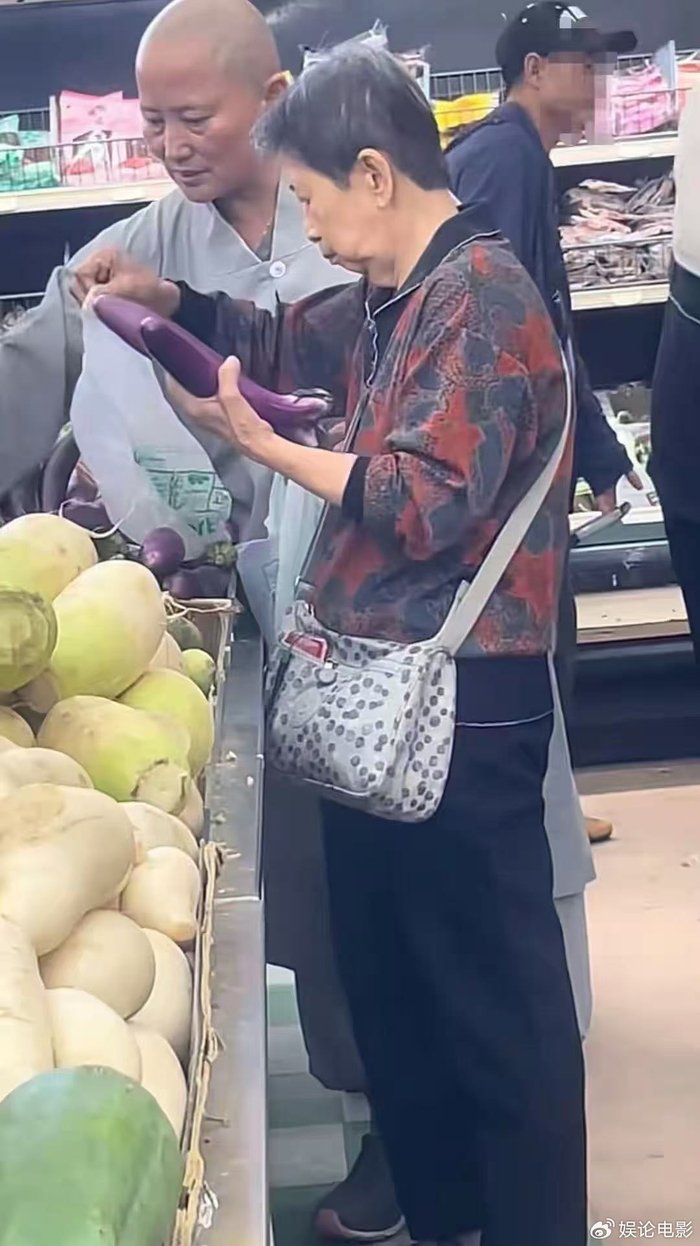 歌手李娜在洛杉矶被偶遇，穿出家服陪伴八旬老母买菜