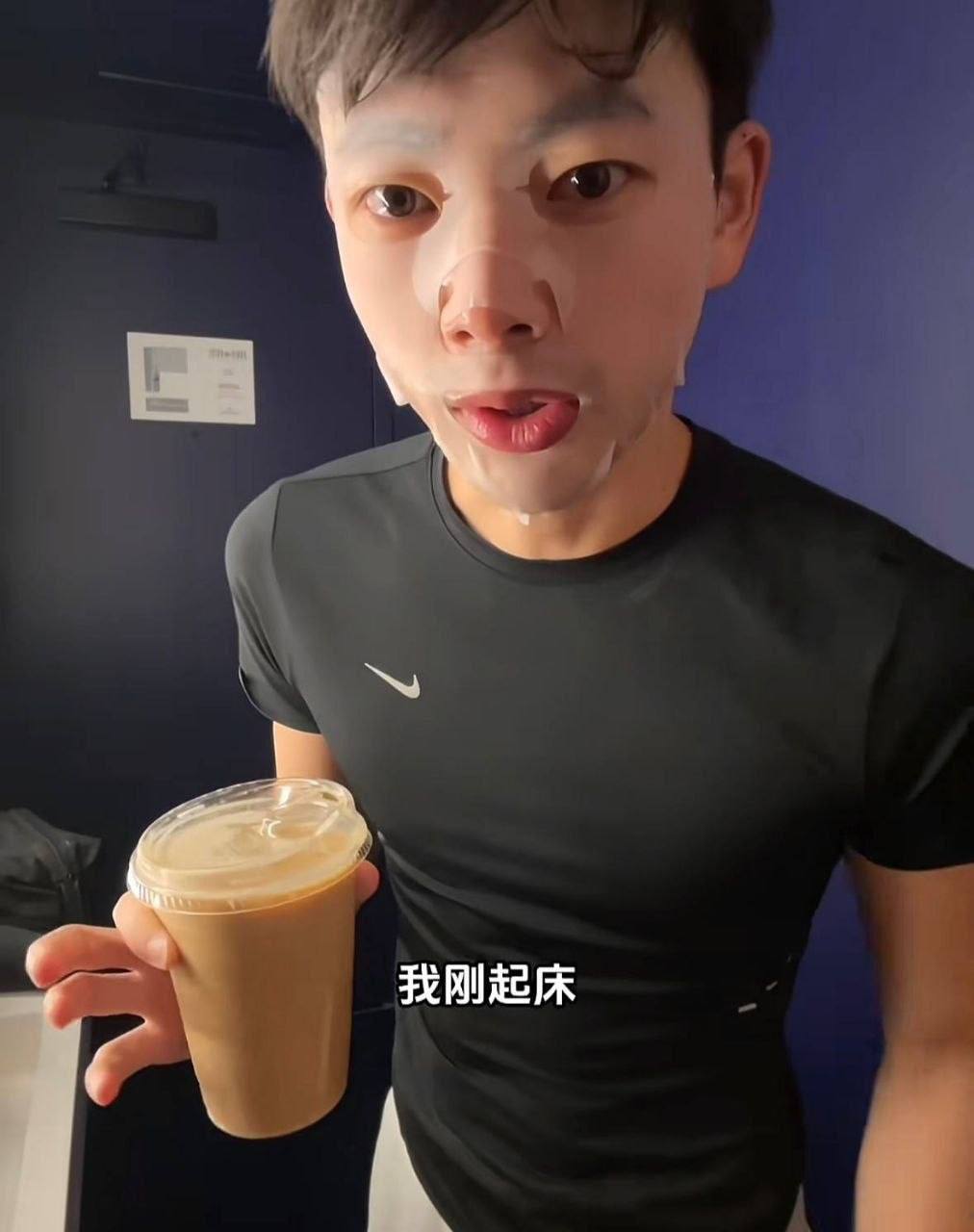 同性恋博主渡柏溪被质疑“贫民窟励志”人设系剧本。网友扒出小号内容反差大，或有有偿变现，粉丝叹错付信任