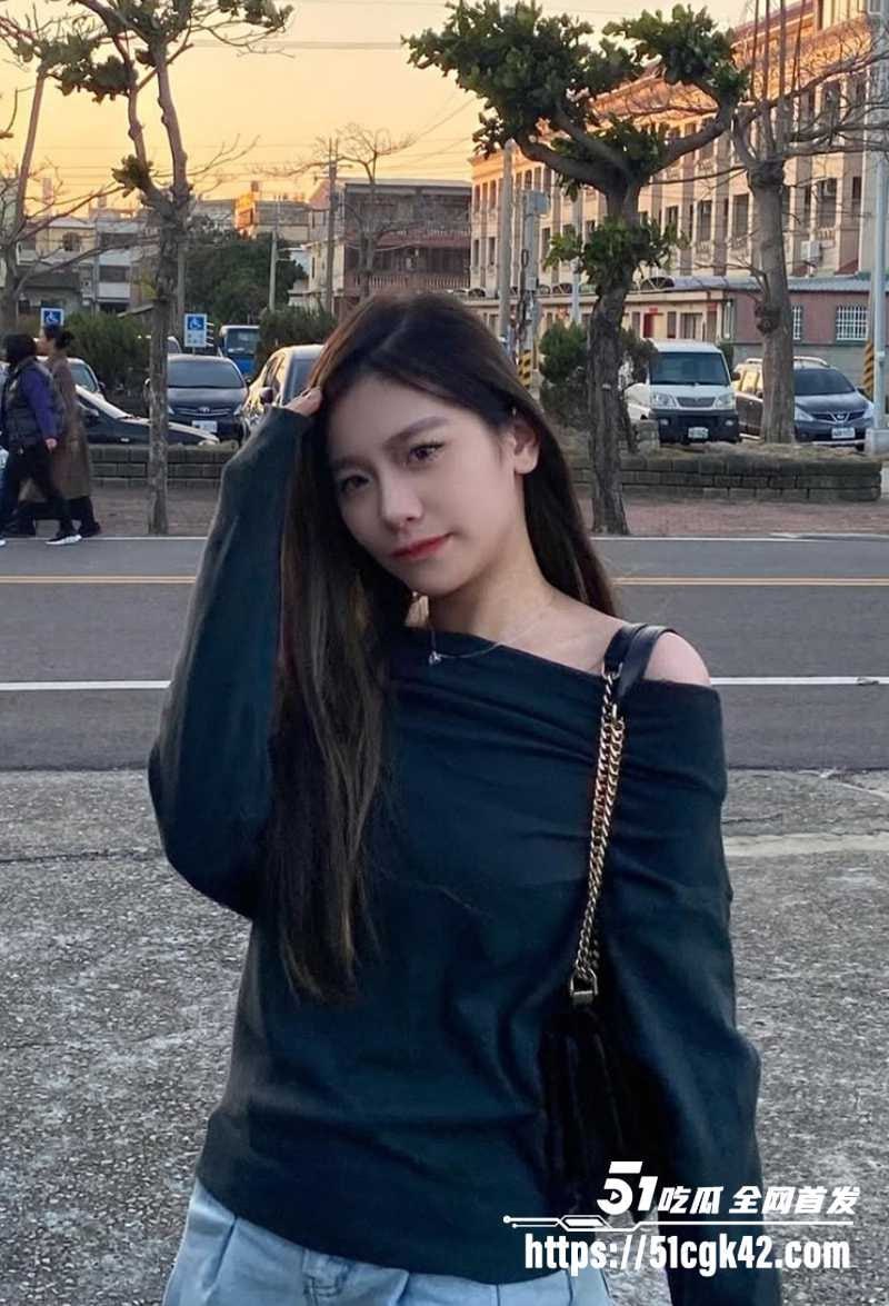 抖音30万粉丝反差母狗黄小唐早期下海当福利姬的大尺度付费定制私密福利视频流出 - 图片