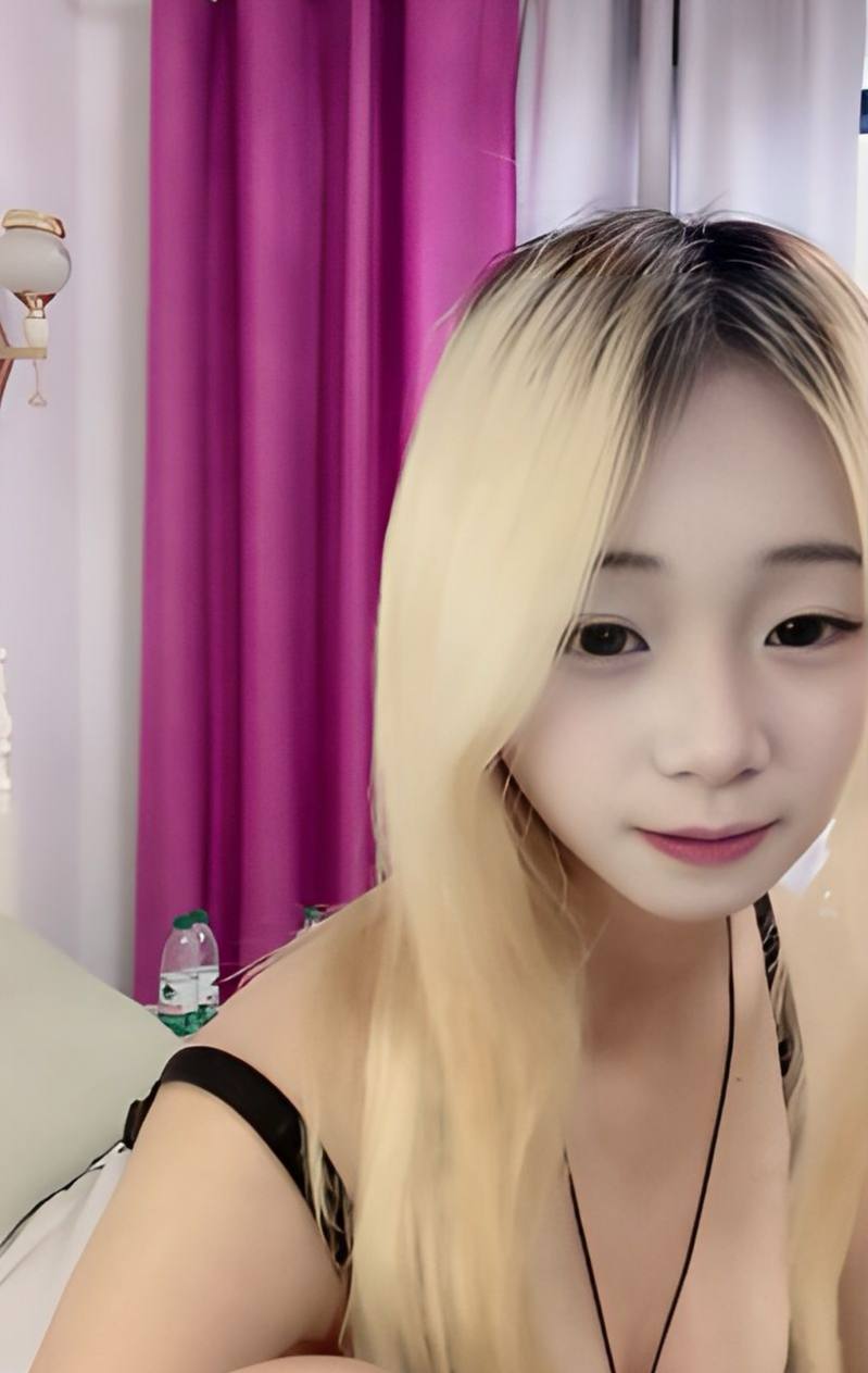 精神小妹贝贝直播自慰录屏流出！吊钟大奶笔挺晃动，对着镜头分腿揉弄粉嫩小穴，从拘谨到狂擦转变超快，画面真实刺激直接舔屏！
