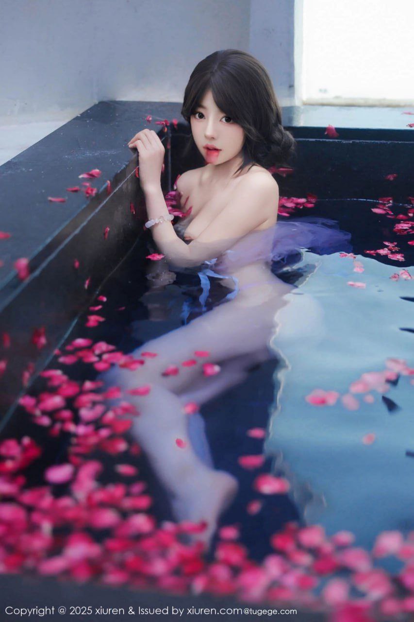桃妖夭邀你一起花瓣沐浴，摸美乳草小穴 - 图片