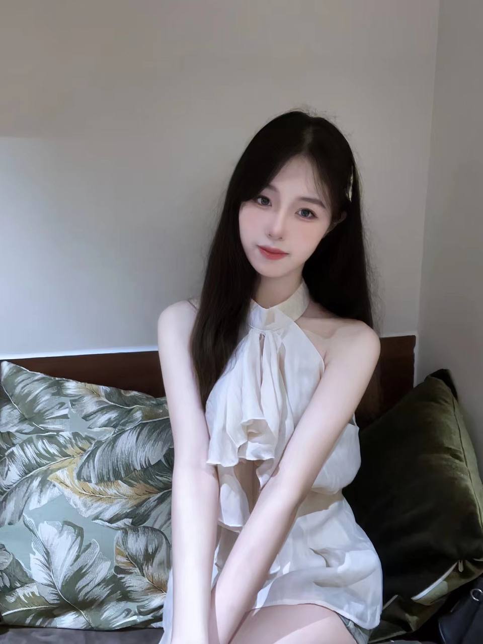 极品颜值的护士妹妹上厕所尿尿被偷拍泄密到网上，颜值和身材确实不赖 - 图片