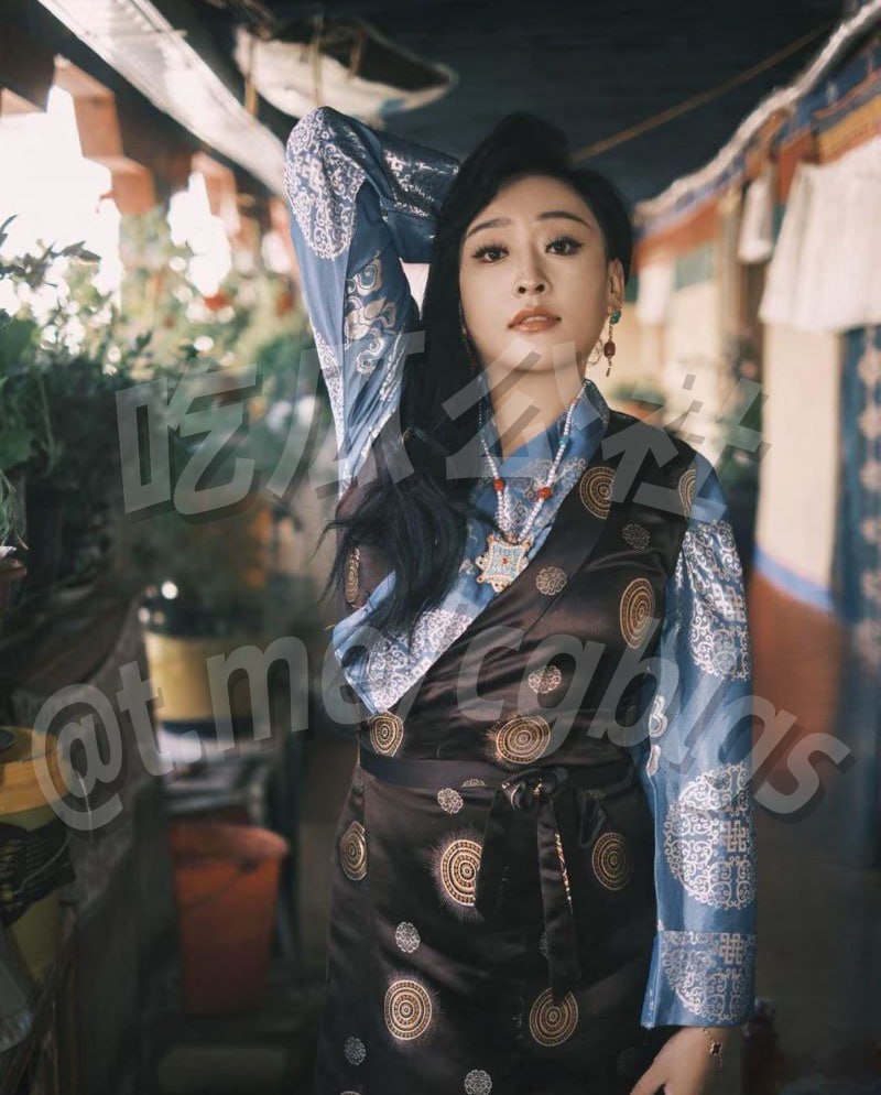 西藏拉萨藏族网红“柑鸯德小白”彻底塌房！这妹子平时晒豪车名包、奢侈品、旅游照，藏族风情+甜美颜值圈粉无数，自称西藏民族大学毕业生，定位独立女性+民族骄傲，结果被扒卖假货+大学时期靠皮肉生意赚钱，是妥妥的“校鸡”！ - 图片
