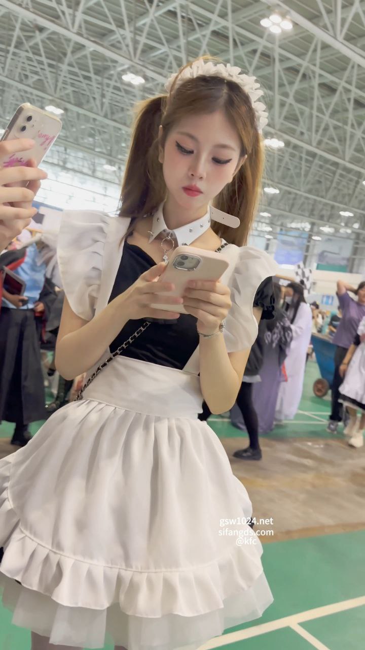 cos女仆装 双马尾白丝袜小美女 一副乖乖女的形象 惹人注意