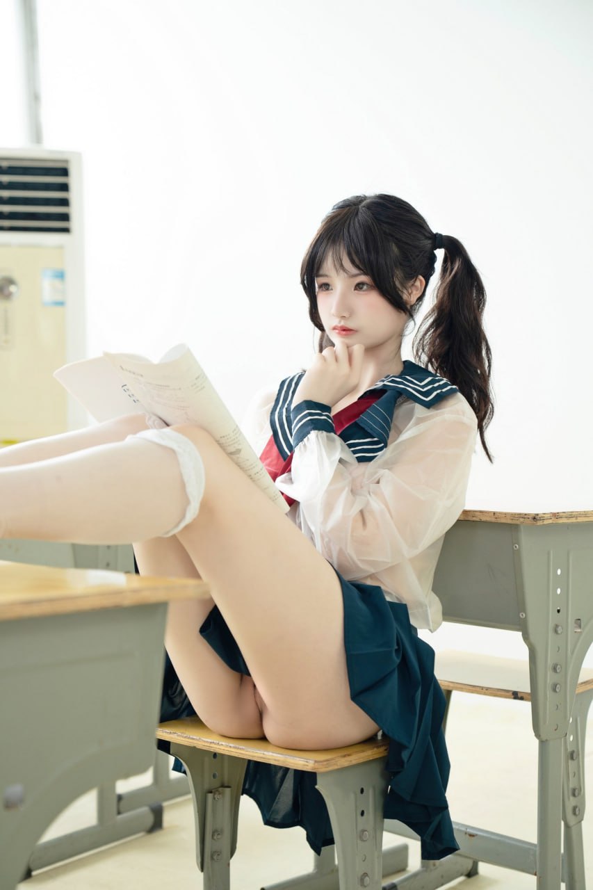 #橙子喵酱 #JK #白虎 #校服 #白丝 课桌泳衣 - 图片