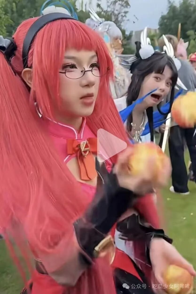 王者荣耀女Coser因出嫦娥一角，频繁吐舌头做不雅动作，被网友质疑太擦边了，不尊重角色！ - 图片
