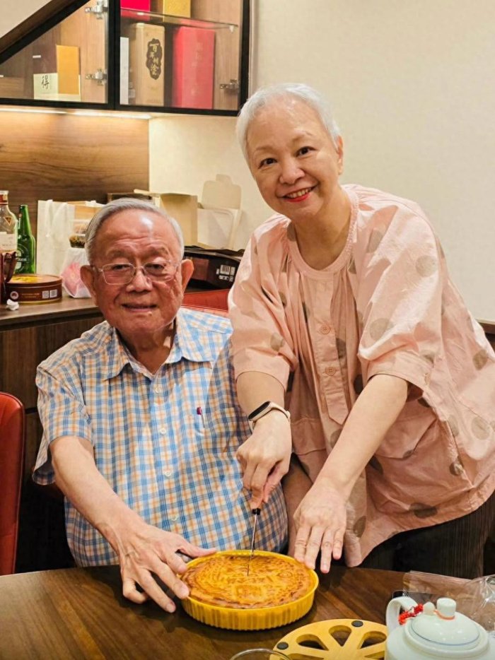 钟镇涛68岁前任结婚45周年，与83岁富商丈夫庆祝，三代同堂照曝光