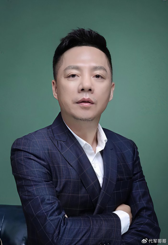 57岁歌手李晓东近况曝光！结婚10年才生孩子，如今婚姻生活很幸福
