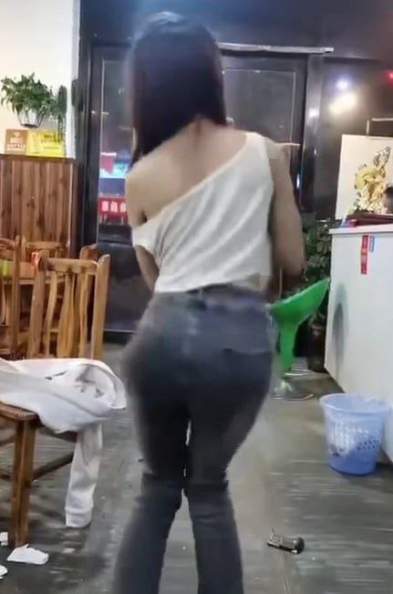 抖音热瓜贵州凯里女孩喝酒脱衣事件 - 图片