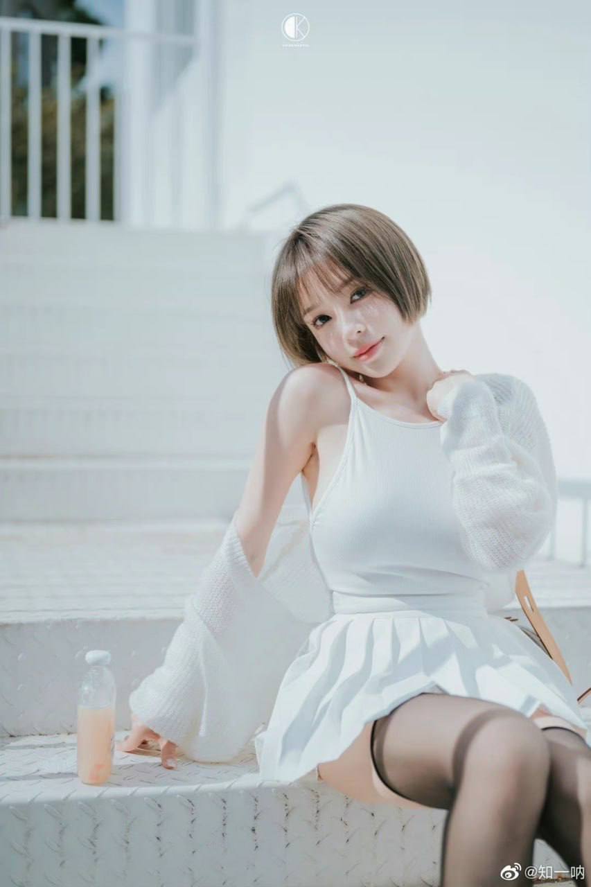#知一 喜爱jk的极品白虎巨乳美少女，平时没事就喜欢拍点性感裸体小视频造福广大狼友，称她为在世女菩萨一点都不过分