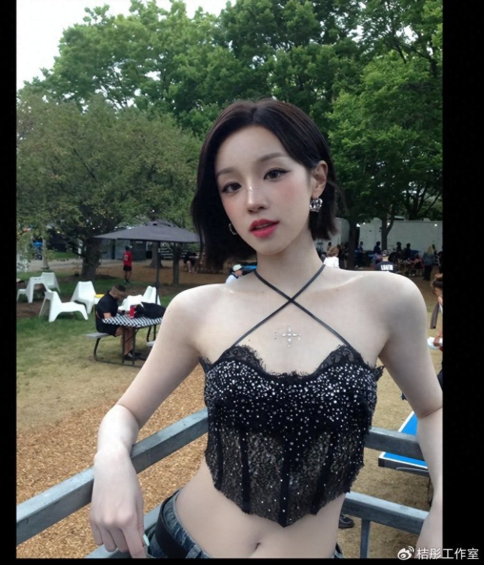 黑色蕾丝挂脖吊带裙，宋雨琦身材火辣，少女感十足！