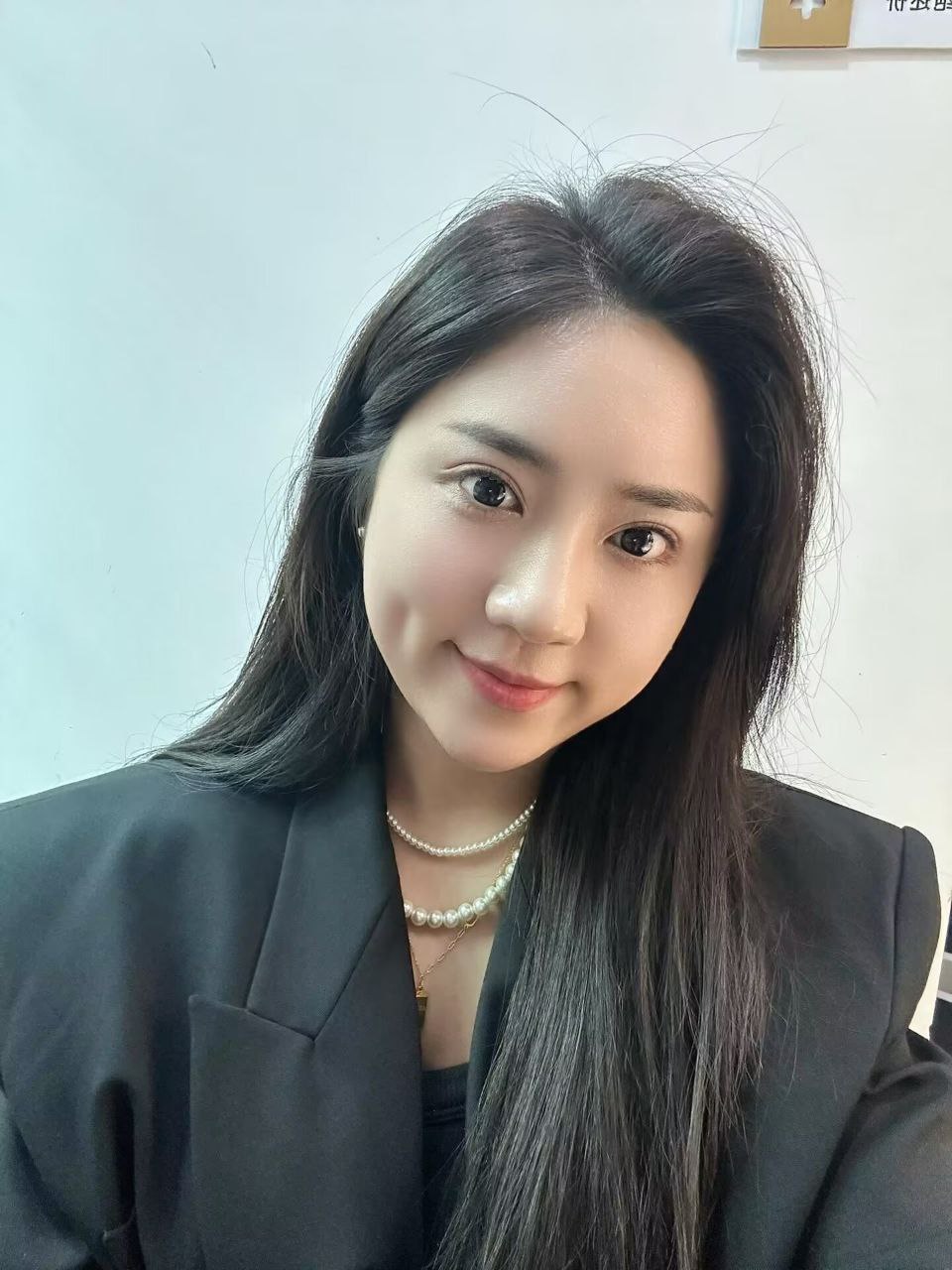 反差新娘被人轮奸穴里灌满精液 - 图片