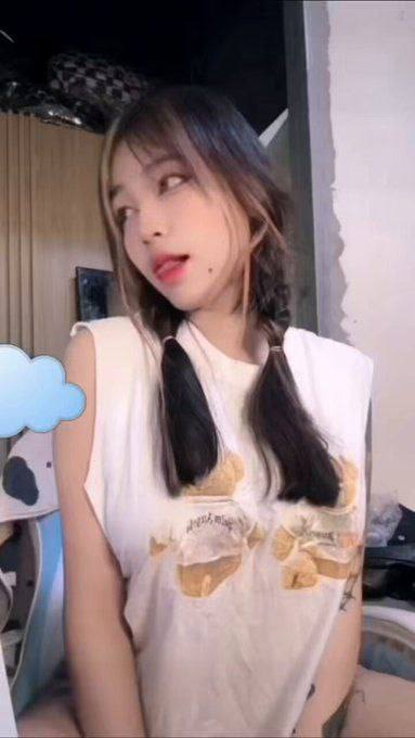 超高颜值女 画成浓妆梳着双马尾，长发飘飘 穿着性感内衣 拥有魔鬼般的身材 - 图片
