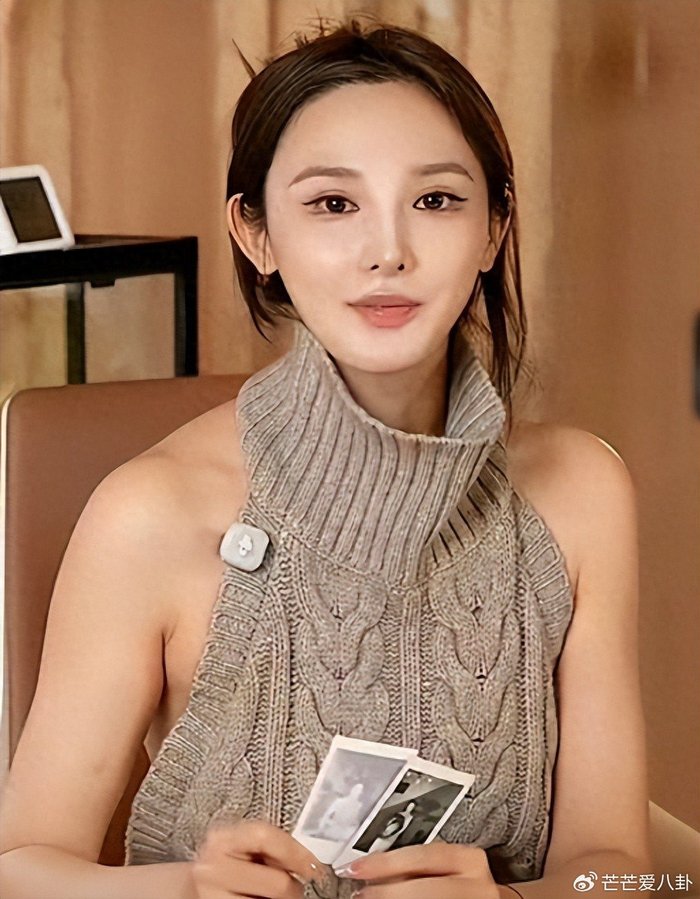 顶流女明星直播竟走光，观众刷屏提醒无人管，3小时没递件外套？