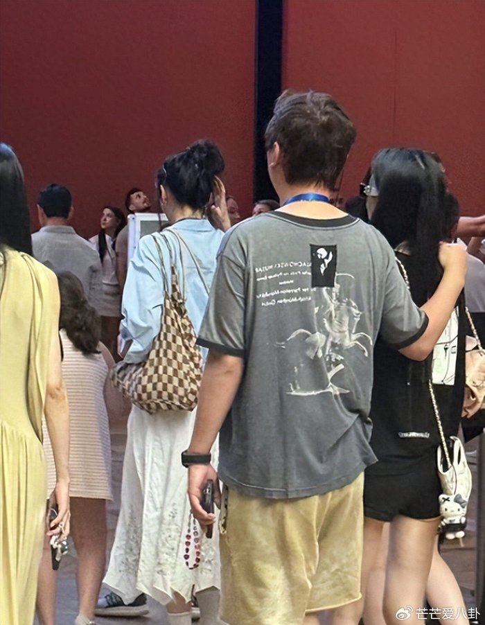 巴黎夜店唱歌偶遇王思聪，身边四位女网红环绕，不见正牌女友懒懒