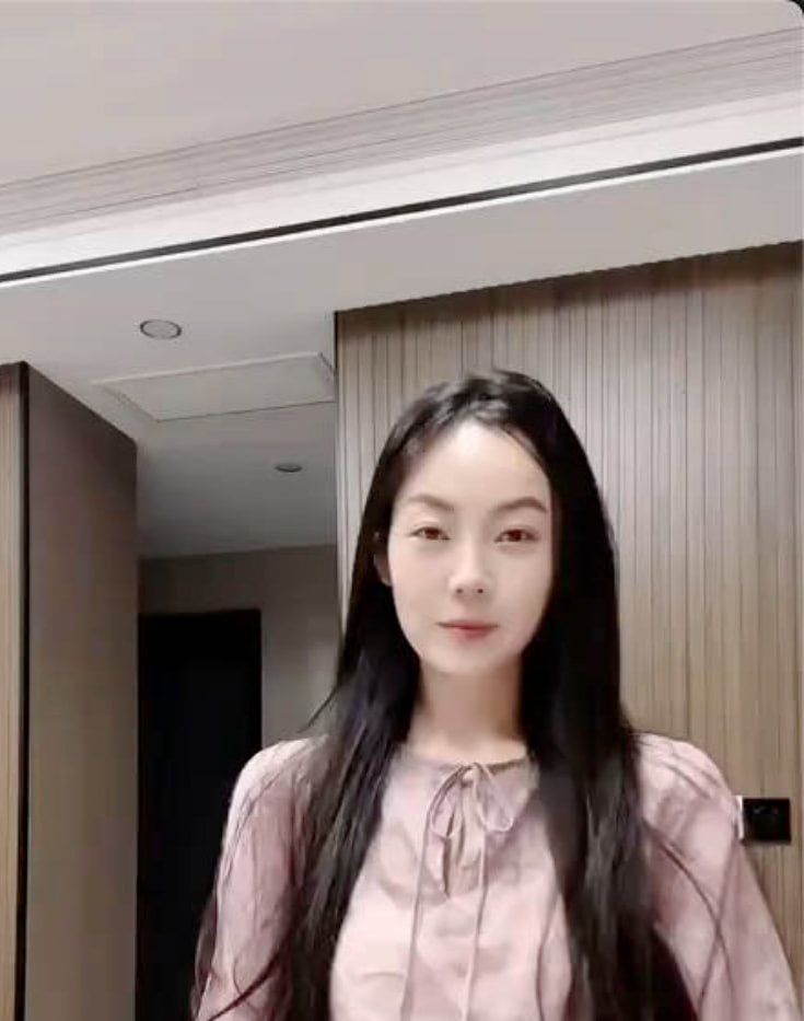 抖音带货主播小海牙直播公然露奶 惊喜一幕让众多男粉直呼过瘾 严重怀疑是想借此涨热度 - 图片