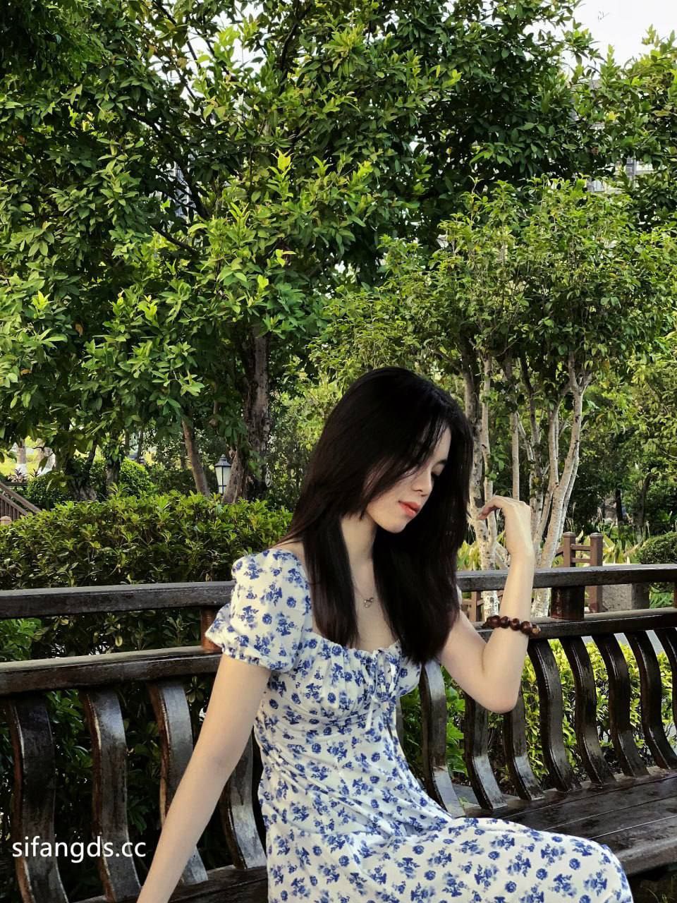 云南省昆明市艺术学院美术系大二学生妹 不愧是搞艺术的 极品高颜值魔鬼身材 眉宇之间充满着一股淡淡的忧伤的气质 - 图片