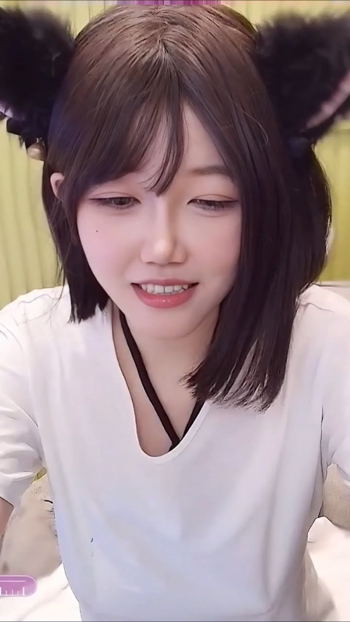 清纯可爱的极品美少女看着可可爱爱，却半夜饥渴难耐的自慰，用水晶大鸡巴对着自己的紧致小穴一顿猛插，小穴汁水越来越多，美少女吃起了水晶大鸡巴上的汁水，然后又加速插自己的小穴，突然，小穴感到一阵瘙痒，淫水喷了出来