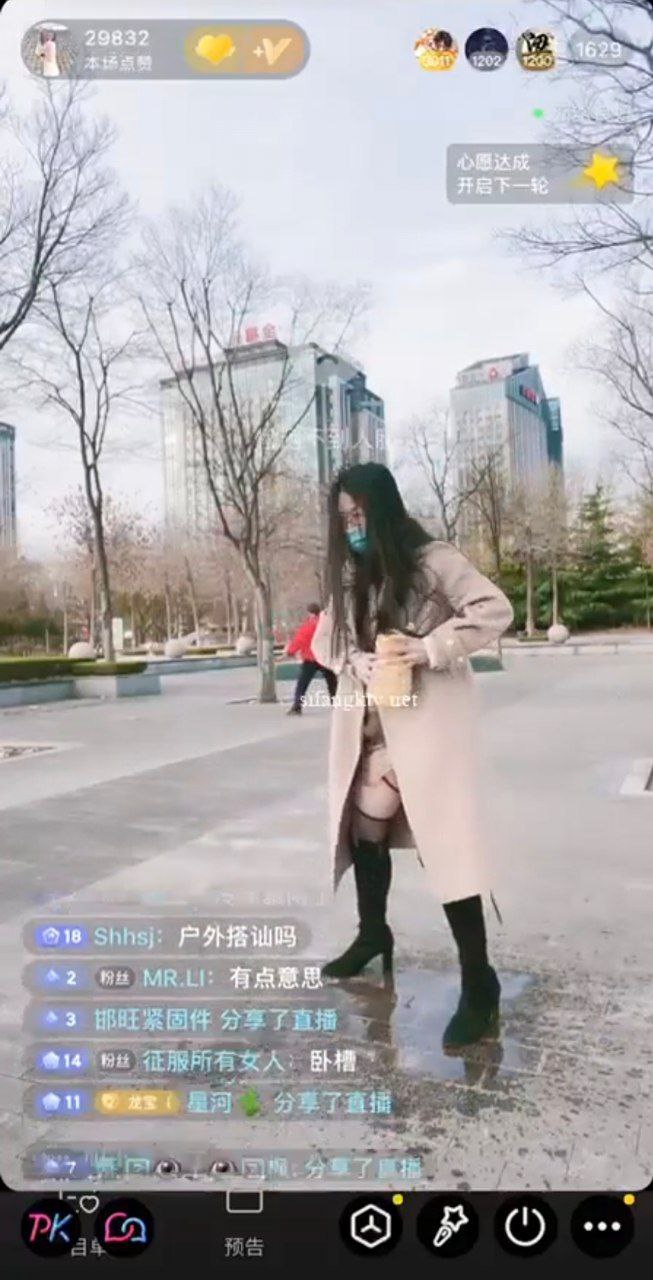 重口变态网红「雅宝姐」抖音直播一战成名之作，学阿姨打太极 现场直接喷尿 地板湿一地
