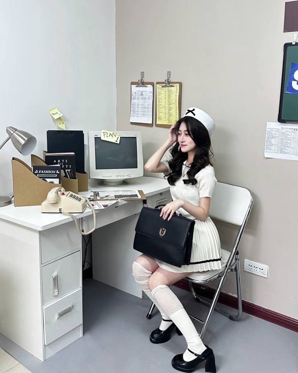 #糖糖 来自四川艺校的顶级颜值清纯学生妹，制服cosplay情景演绎，极品身材给金主爸爸足交口交，狗链捆绑调教sm，一整个跳蛋塞进逼里淫水不停直流 - 图片