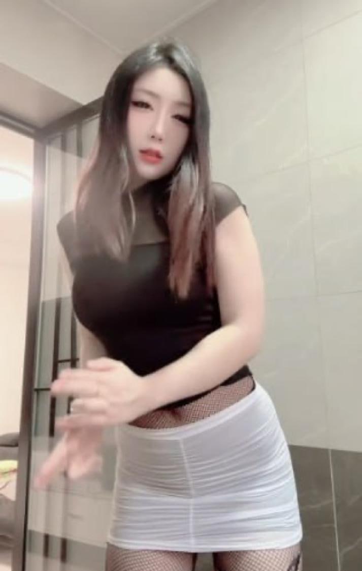 快手高颜值05年的姨姨露逼热舞视频泄密 丝袜制服骚母狗淫荡福利超诱惑 - 图片