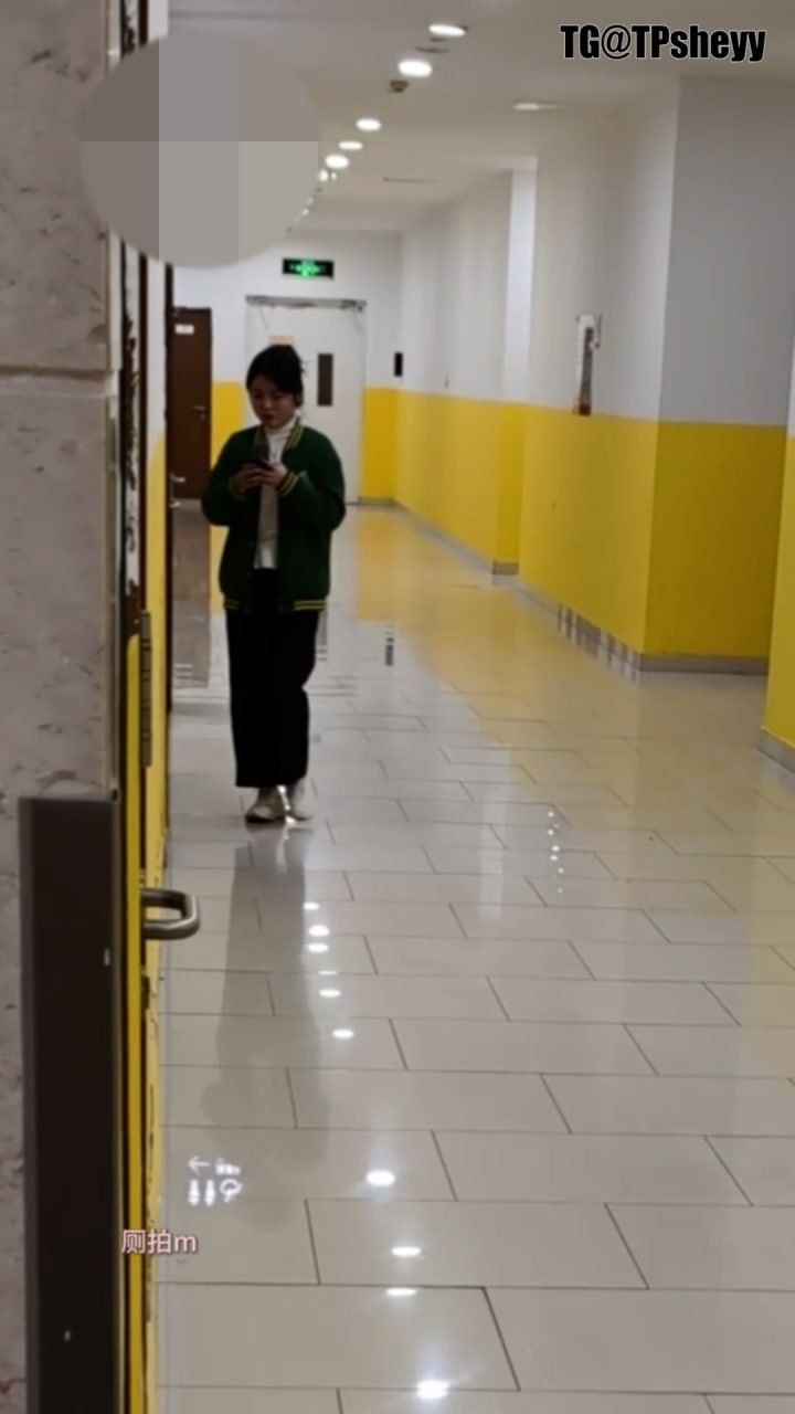 【拉粑粑篇】几十位高颜值靓妹.黑丝美女等等，好多干净漂亮的美鲍 - 图片