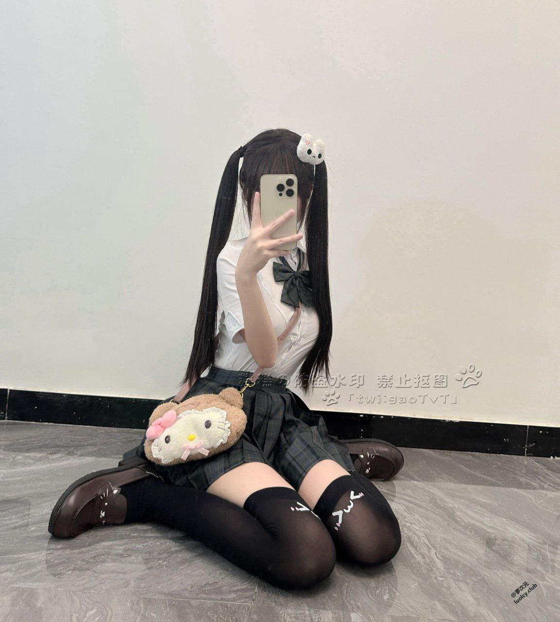 推特网红福利姬 忧郁小糕 COS自慰合集强势来袭！黑丝勾勒完美身形，骚母狗的变装视频还挺好玩的