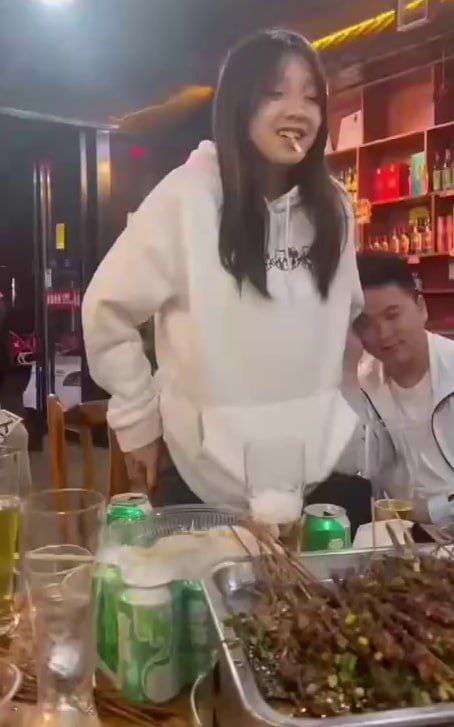 抖音热瓜贵州凯里女孩喝酒脱衣事件 - 图片