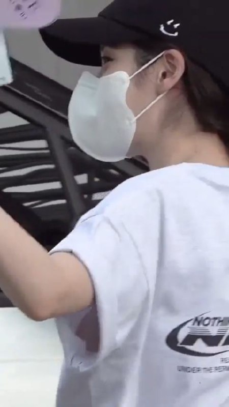 韩国歌手 #IU 李知恩 袖口疑似走光露奶