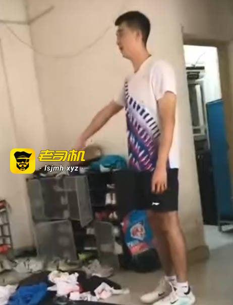 抖音网红田狗灿一去运动员宿舍 拿行李箱偷袜子内裤被抓到了 地上全是衣服真的绝了！ - 图片