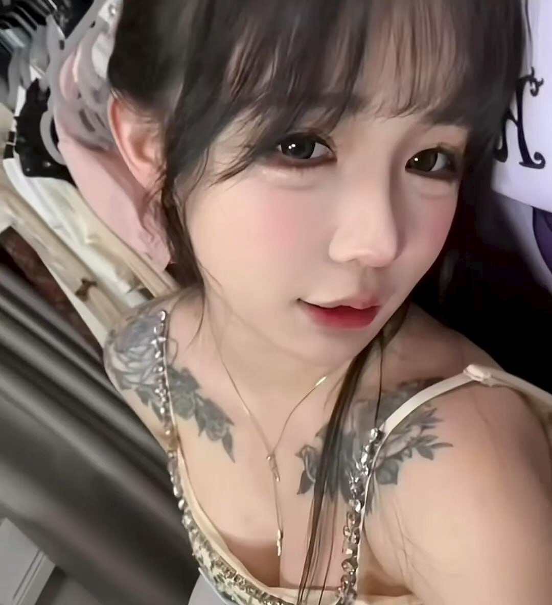 萌妹变精神小妹？游戏女主播一向甜美形象示人，如今却双臂纹身示人走性感风！网友辣评：撸圈混不下去刀区万人捧！ - 图片