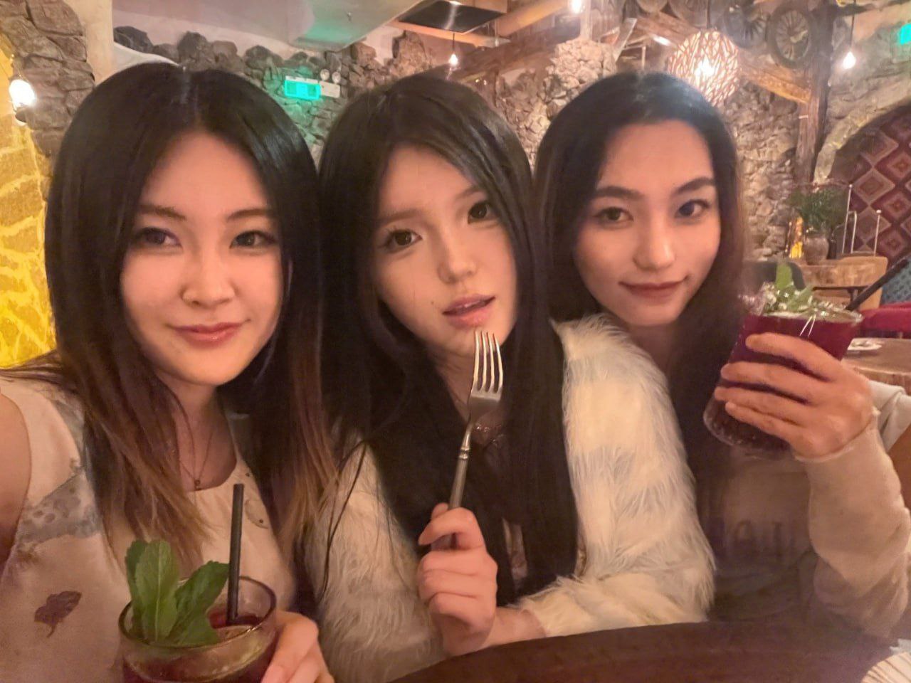 推特极品女大学生被金主调教，白天和同学在一起是乖乖女，晚上就要回去当金主爸爸的性奴。 - 图片