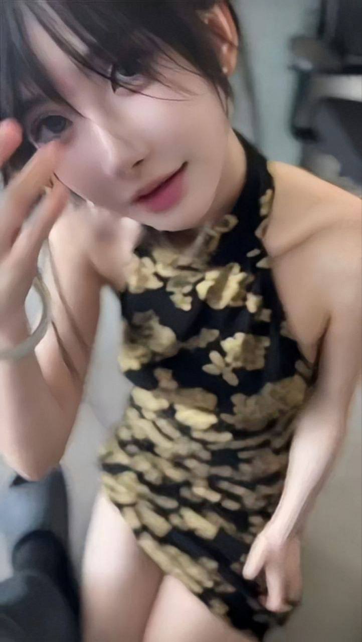 超高颜值女 穿着中式衣裙 与摄影师相处在家拍摄性感照，长的是真的漂亮！