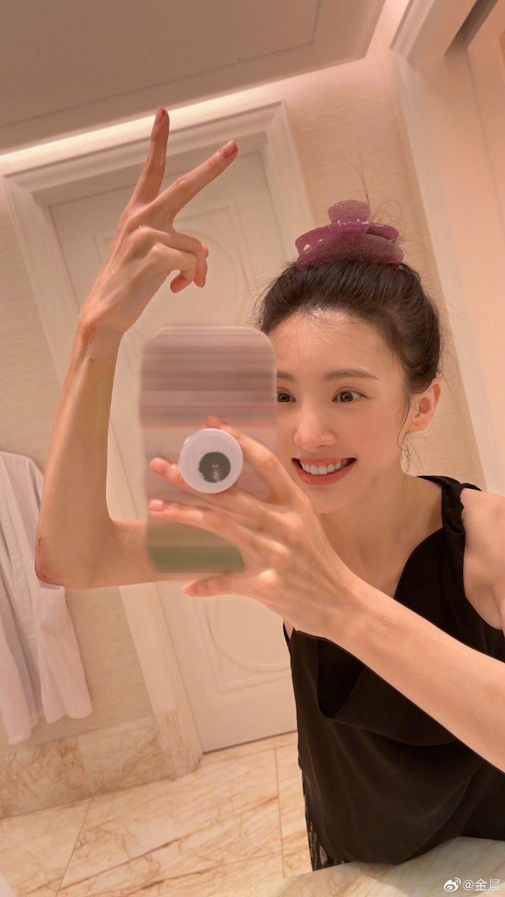 #金晨 不穿奶罩，调整亮度可见乳头，确实平 - 图片