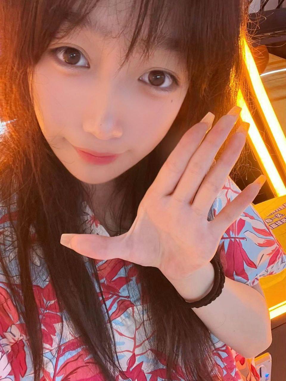 高颜值嫩妹被男友在酒店各种调教完美露脸口交超级嫩小穴粉粉的超级紧搭配上小白丝简直人间尤物 - 图片
