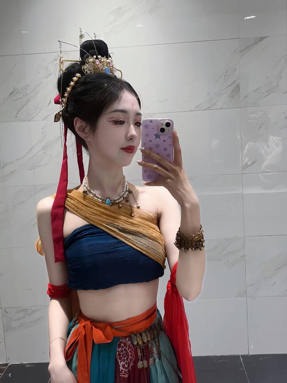 极品颜值的护士妹妹上厕所尿尿被偷拍泄密到网上，颜值和身材确实不赖