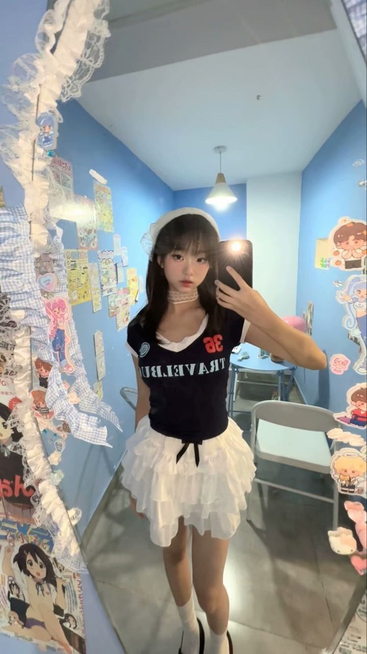 某音颜值小姐姐，虽然照片有点美颜，不过奶子还是很好看，上位一抖一抖的，很给力，被金主爸爸无情后入，还得喊爸爸，不雅视频流出