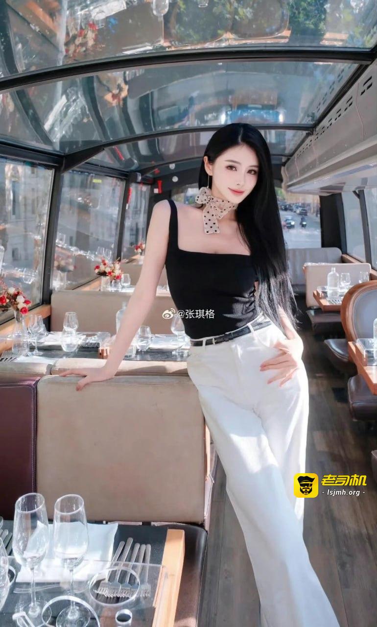斗鱼三骚之一的张琪格举办周年庆，送私人定制写真和抱枕，且称有的不适合摆在家里引热议 - 图片