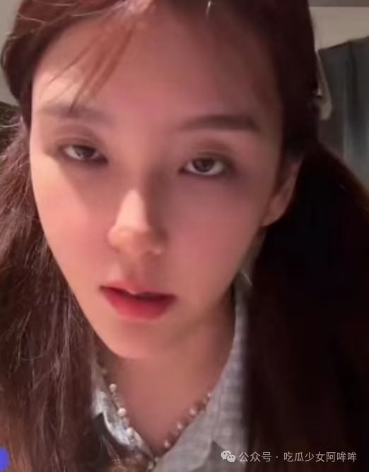Rita双马尾“爷青回”：LPL御姐解说合同到期双平台直播，粉丝起哄扎发型引尴尬，颜值永不过时？