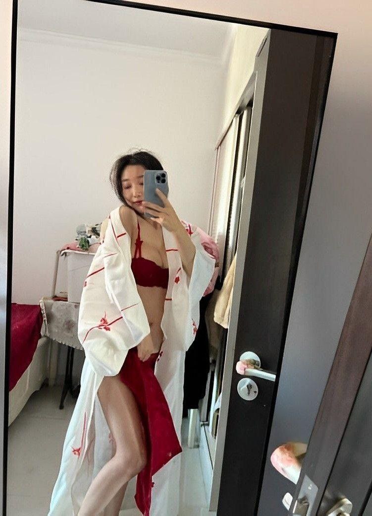超极品高颜值人妻，自拍福利视频流出，黑白丝情趣婚纱肥臀自慰 - 图片