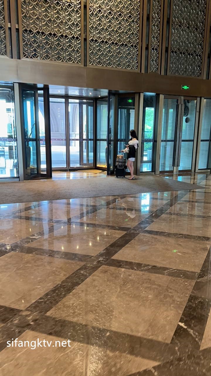 地标 山东省菏泽市 一名女大学生 学姐今年大四 长相超级漂亮 在校园里都被称之为校花 - 图片