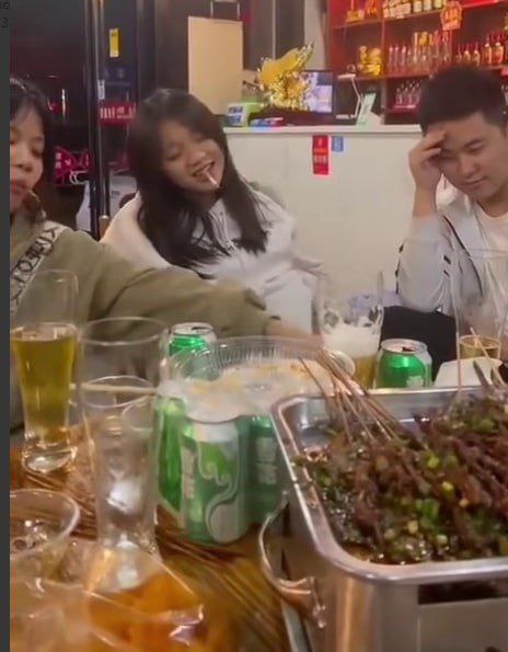 抖音热瓜贵州凯里女孩喝酒脱衣事件