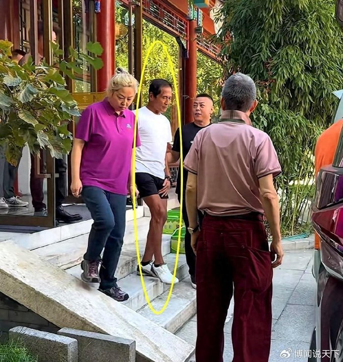 66岁齐秦现状：不敢老，楼上百岁母亲，楼下三个孩子，走路费劲