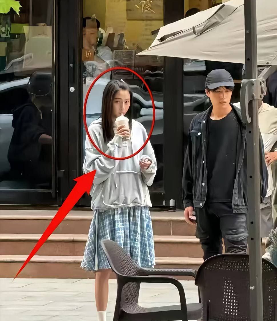 最近横店圈子彻底炸了，王安宇这个名字直接冲上热搜顶端，被网友封为新一代炮王 - 图片