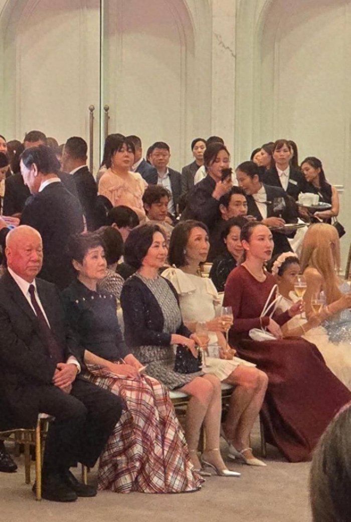 何猷君答谢宴大房成员捧场，何超雄穿唐装现身，与何超琼同台合照