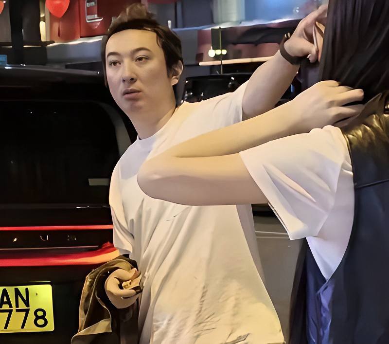 抖音反差博主ray，甜妹脸+白衬衫白裤清纯圈粉，公开账号干净到不行。 生日后无缝新欢，IG直接跟王思聪互关，瞬间引爆热议。 结果连续实战视频被扒出，口交骑乘全过程清晰可见，镜头前后反差直接拉满！ - 图片