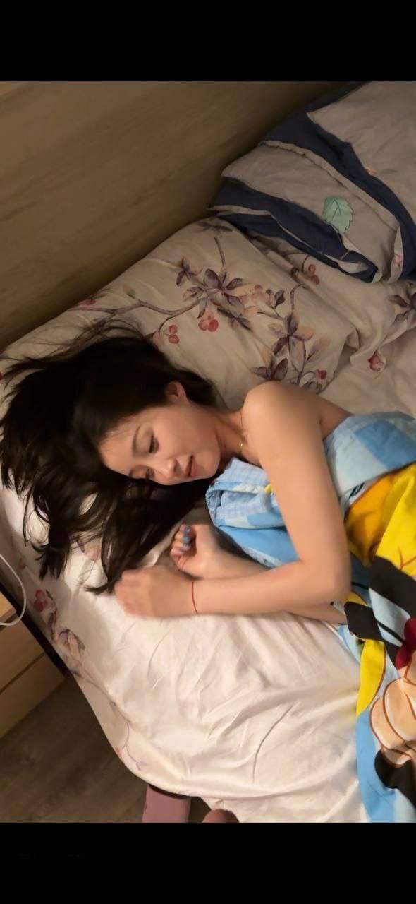哈尔冰气质反差美女与男友性爱流出照片视频 超高颜值女 浓眉大眼，长相极其漂亮！ - 图片