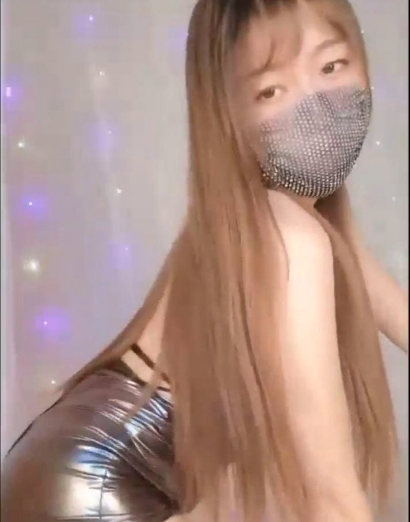 快手极品擦边少妇主播玥玥土豪定制私拍 穿着性感制服露脸大跳裸舞 三点全露激情不断 - 图片