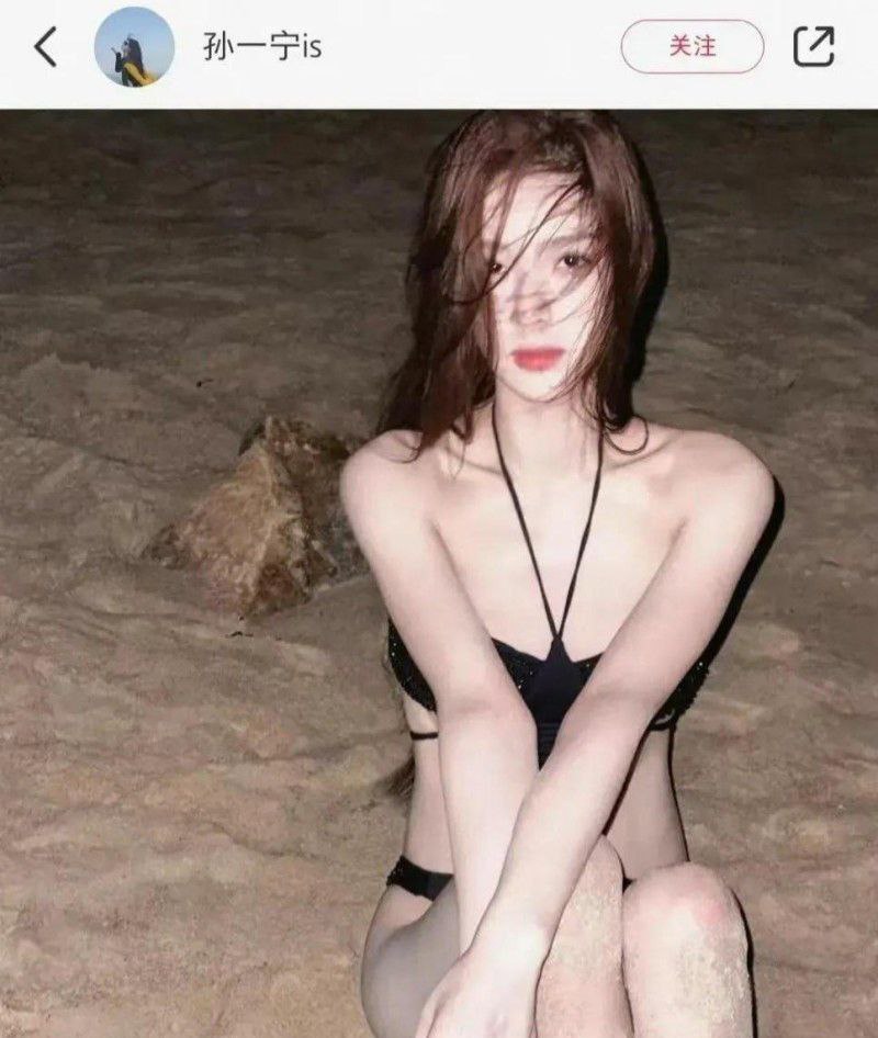 抖音千万级网红孙一宁，这回算是彻底塌房了，被王思聪校长找到证据亲自实锤，当了4年舔狗换来了女神的露脸口活视频，这下子即使是王思聪校长，估计也得哭晕在厕所了吧?自己费尽心力还追不到手的女神，居然在别人胯下舔叼，舔的起劲 - 图片
