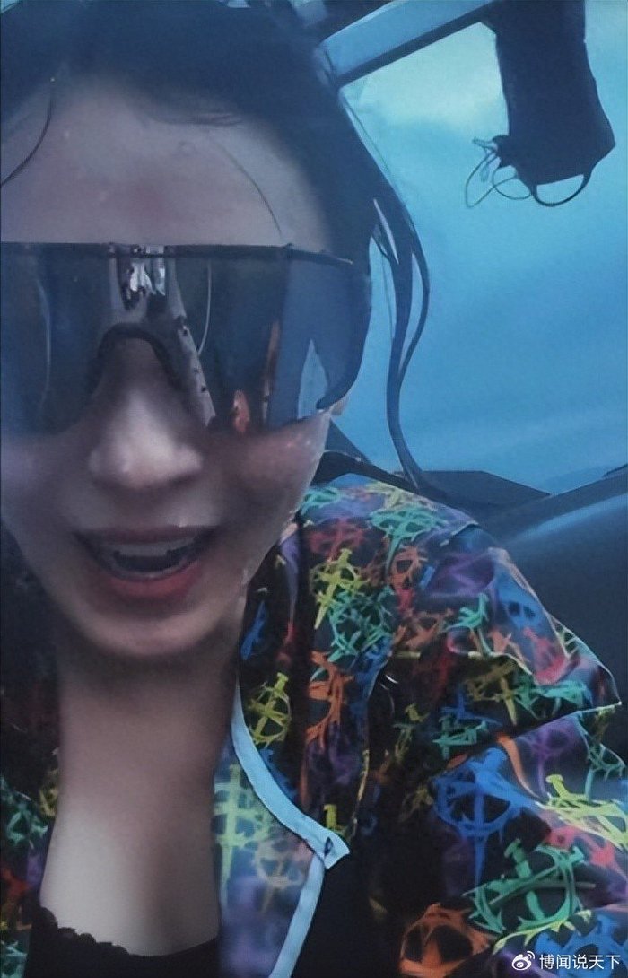 藏不住了！张柏芝带7岁小儿子出海，55条发文心情激动，母子情深
